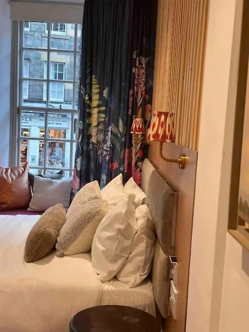 16Th Century Courtyard Apartment On The Royal Mile Edinburgh