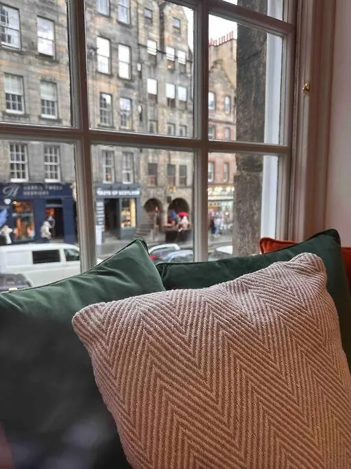 16Th Century Courtyard Apartment On The Royal Mile Edinburgh United Kingdom