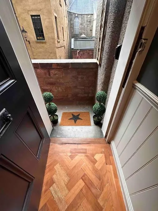 16Th Century Courtyard Apartment On The Royal Mile Edinburgh 0*,  United Kingdom