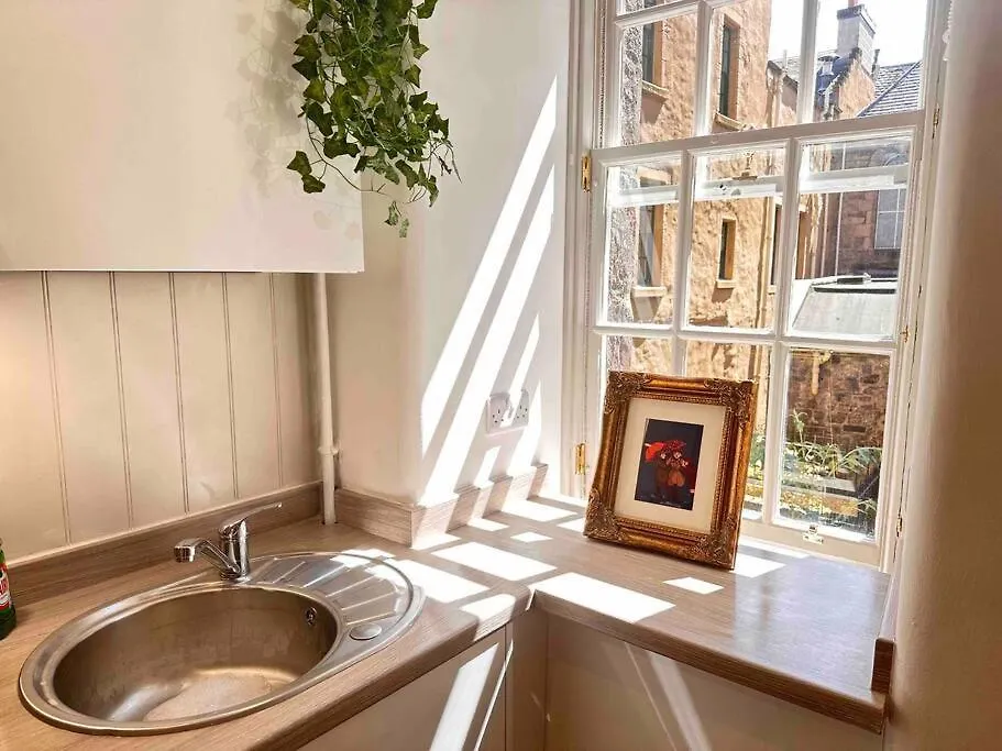 16Th Century Courtyard Apartment On The Royal Mile Edinburgh