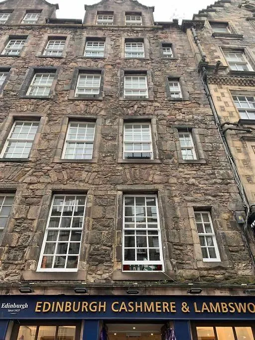 16Th Century Courtyard Apartment On The Royal Mile Edinburgh United Kingdom