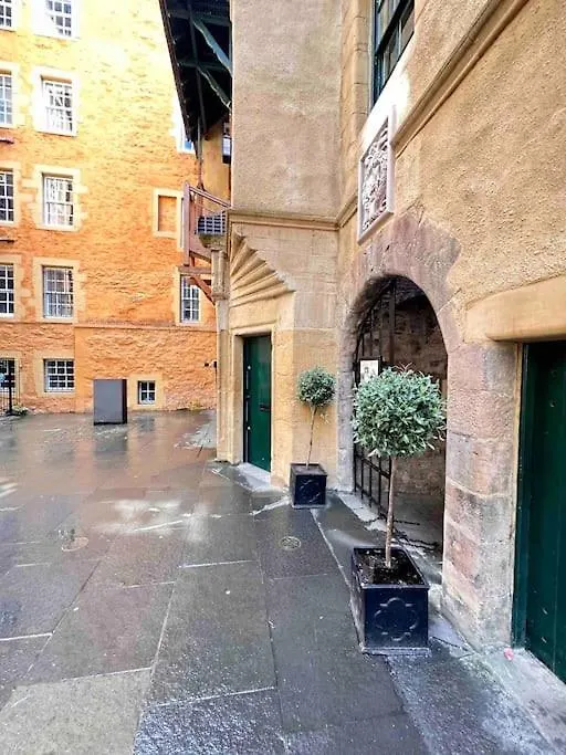16Th Century Courtyard Apartment On The Royal Mile Edinburgh