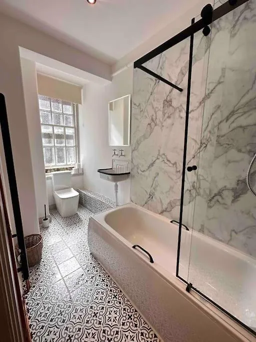 16Th Century Courtyard Apartment On The Royal Mile Edinburgh United Kingdom