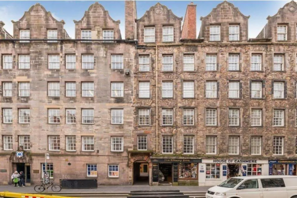 16Th Century Courtyard Apartment On The Royal Mile Edinburgh