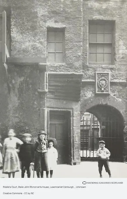 16Th Century Courtyard Apartment On The Royal Mile Edinburgh