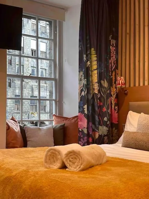 16Th Century Courtyard Apartment On The Royal Mile Edinburgh