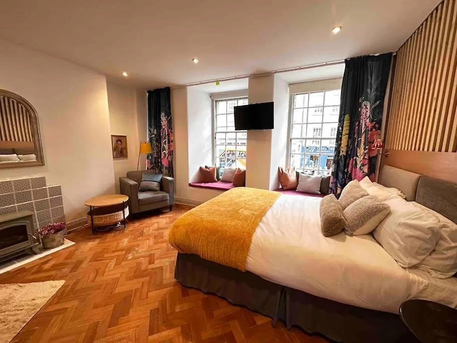 16Th Century Courtyard Apartment On The Royal Mile Edinburgh United Kingdom