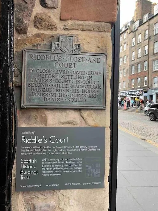 16Th Century Courtyard Apartment On The Royal Mile Edinburgh